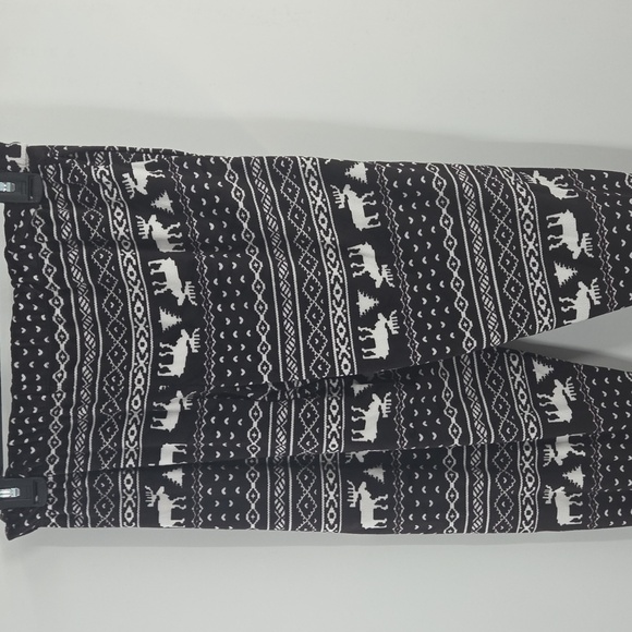 Cuddl Duds Black and White Velour Pajamas - Picture 13 of 16